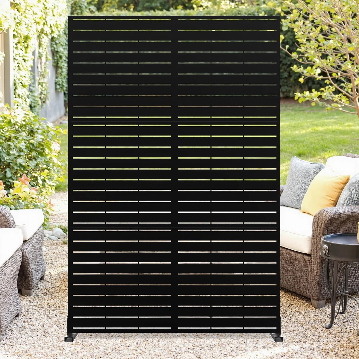 Zstar Freistehender Metall Sichtschutz für Garten & Balkon – 183x120cm dekorative Trennwand, wetterfest, horizontale Streifen, Windschutz & Privatsphäre – Schwarz